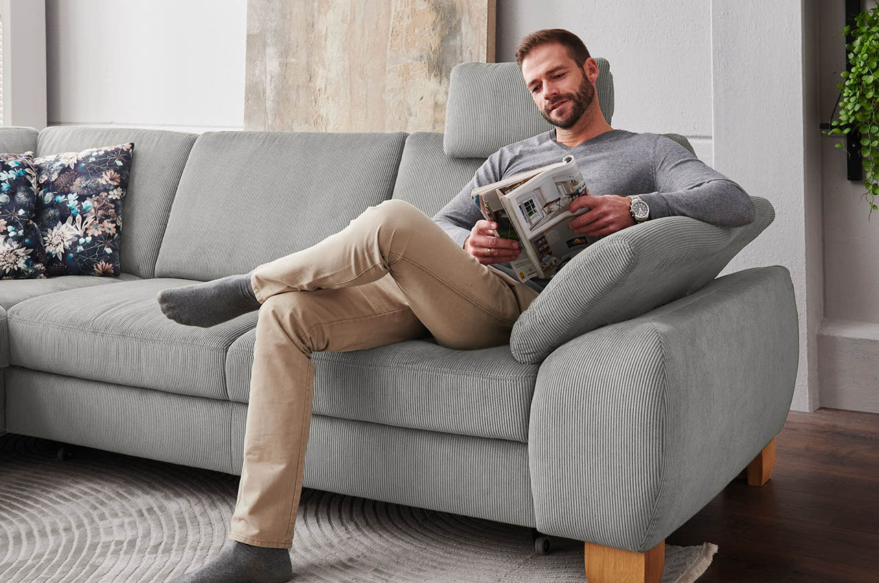 pp la24122 ecksofa links feincord grau milieubild mit maennermodel 2 pp la24122 ecksofa links feincord grau milieubild mit maennermodel 2