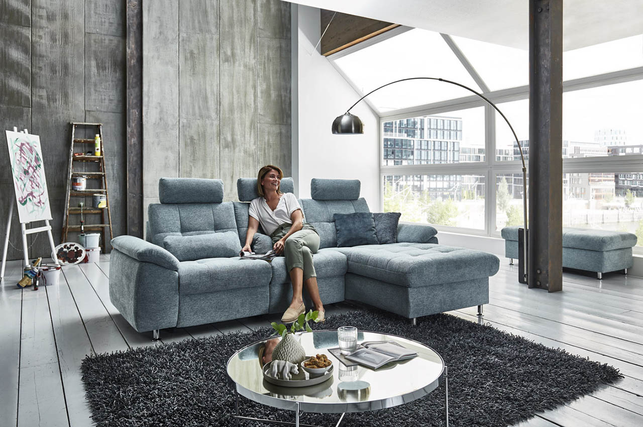 ecksofa split mp in16036 rechts stoff famosa ocean milieubild mit sitzender frau ecksofa split mp in16036 rechts stoff famosa ocean milieubild mit sitzender frau