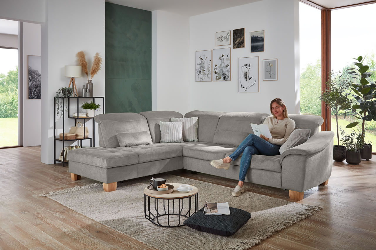 la23145 la16029 ecksofa inessa links stoff cyber farbe grau milieubild mit person