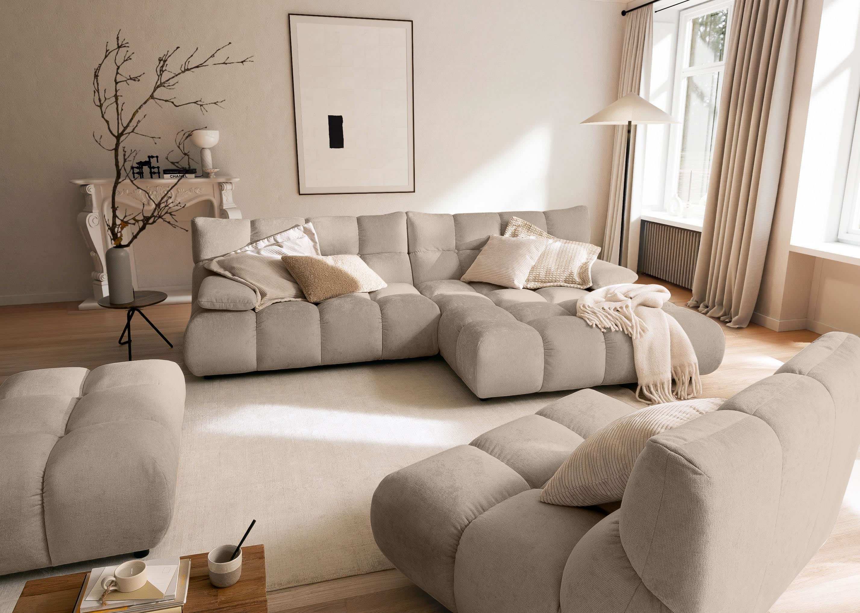 graceland ecksofa mit recamiere rechts roma taupe milieubild mit sessel im anschnitt