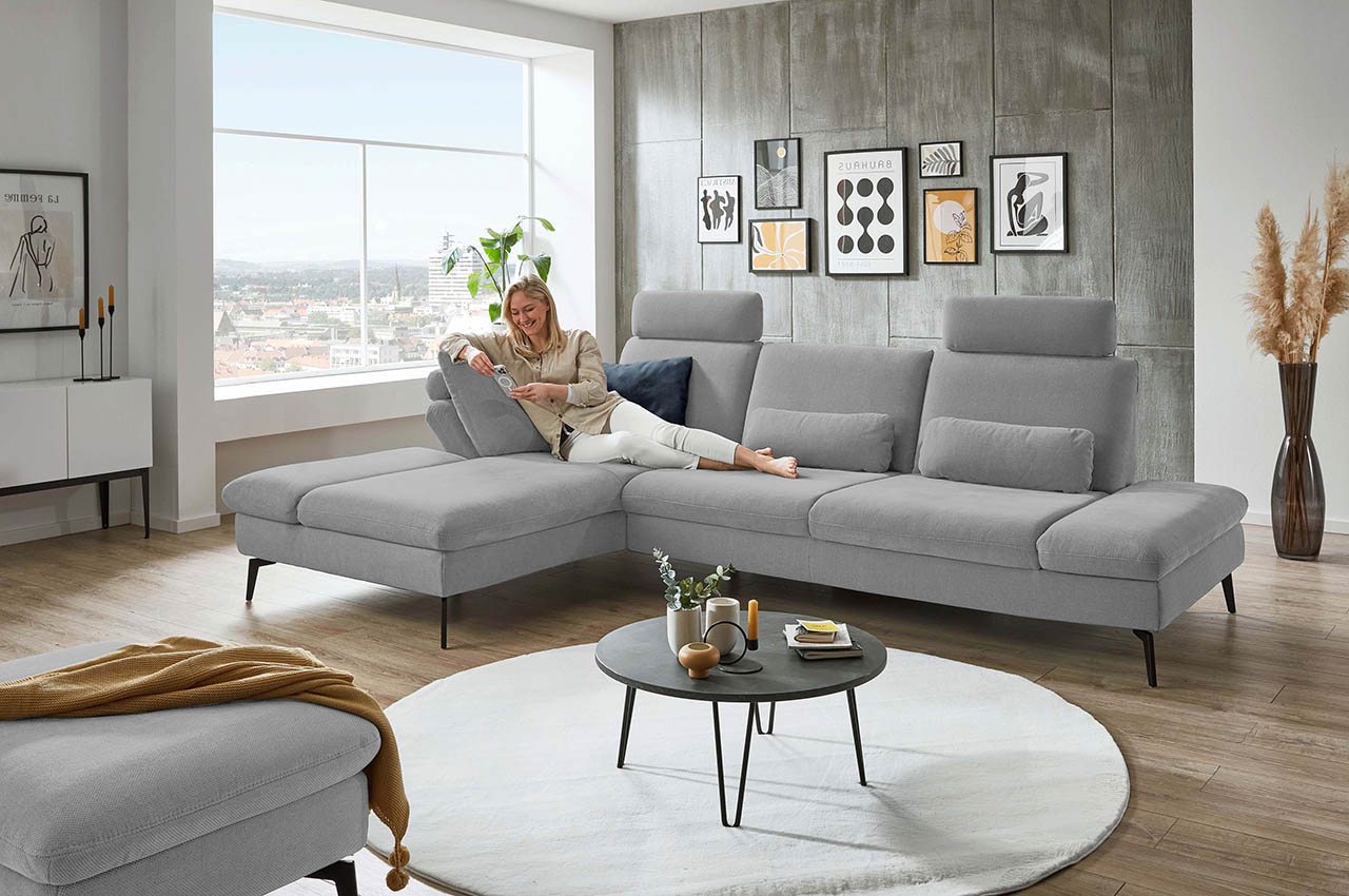 mp in23099 ecksofa links cyber grau milieubild mit person
