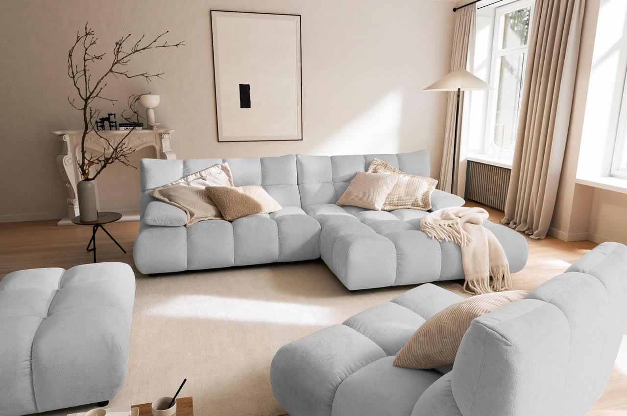 graceland ecksofa mit recamiere rechts roma platin milieubild mit sessel im anschnitt