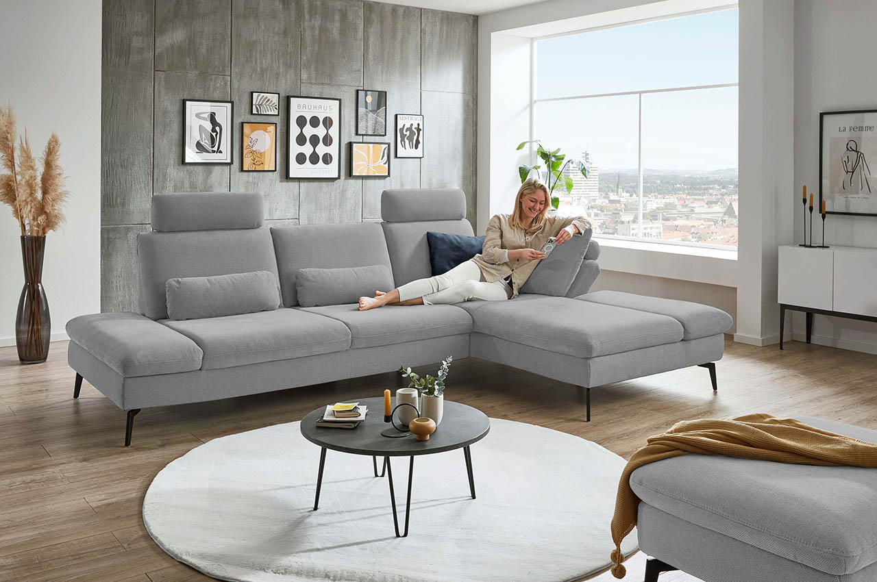mp in23099 ecksofa rechts cyber grau milieubild mit person
