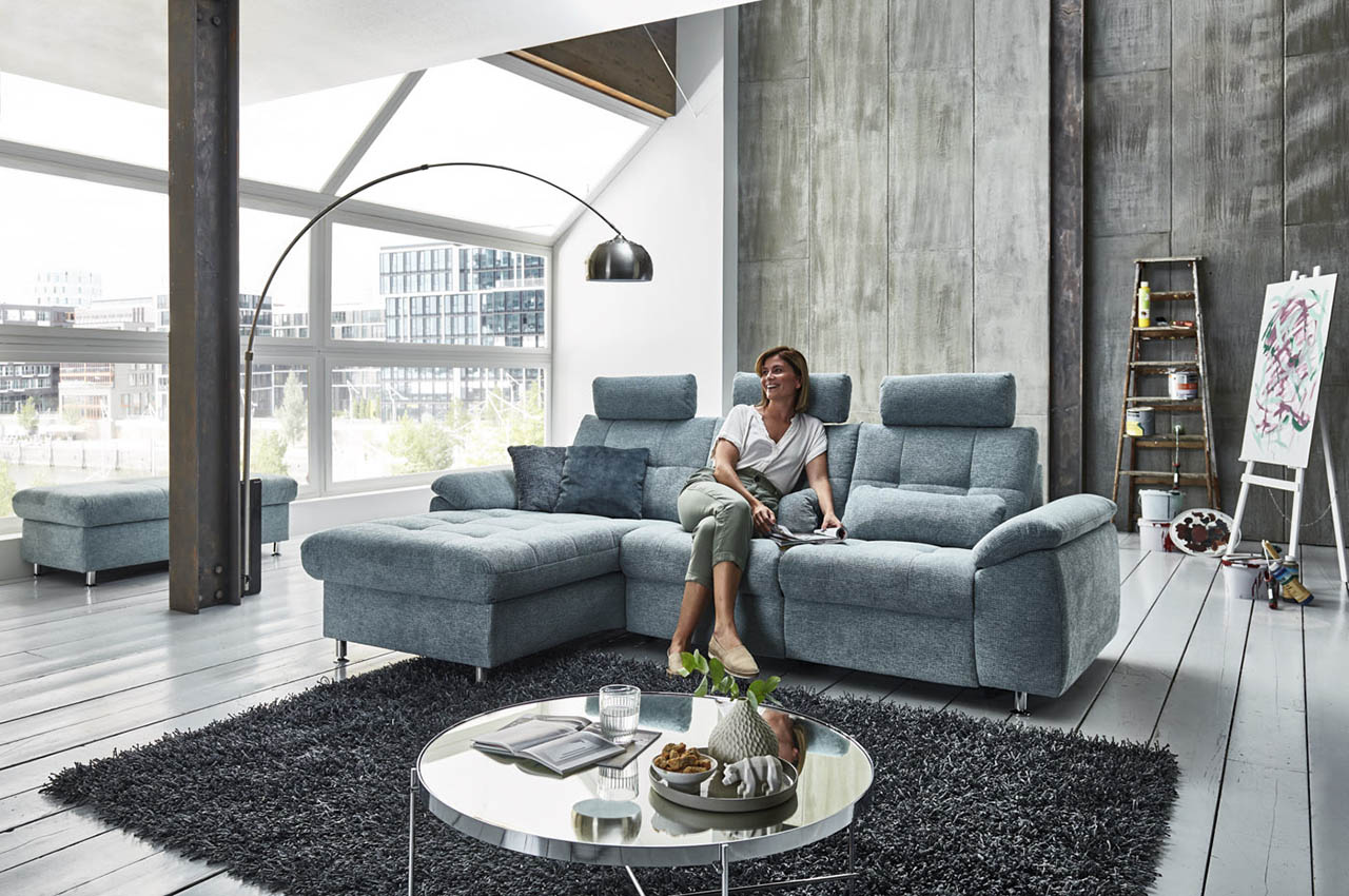 ecksofa split mp in16036 links stoff famosa ocean milieubild mit sitzender frau ecksofa split mp in16036 links stoff famosa ocean milieubild mit sitzender frau