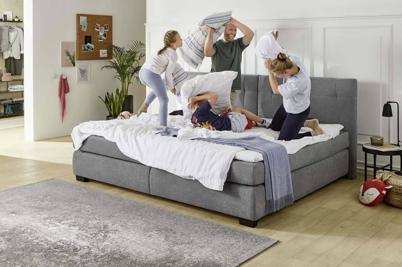family boxspringbett 240x200 stoff 403 19 dunkelgrau milieubild 4