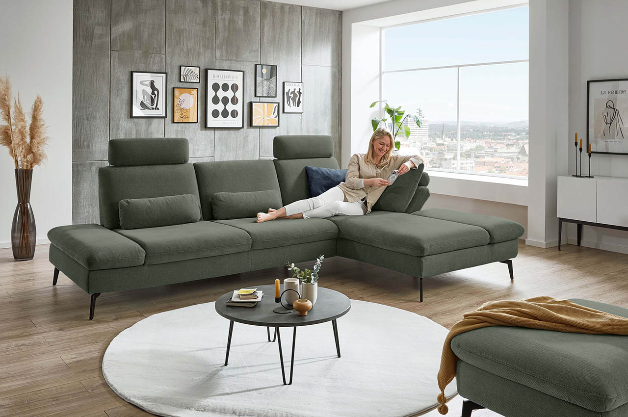 mp in23099 ecksofa rechts cyber moos milieubild mit person