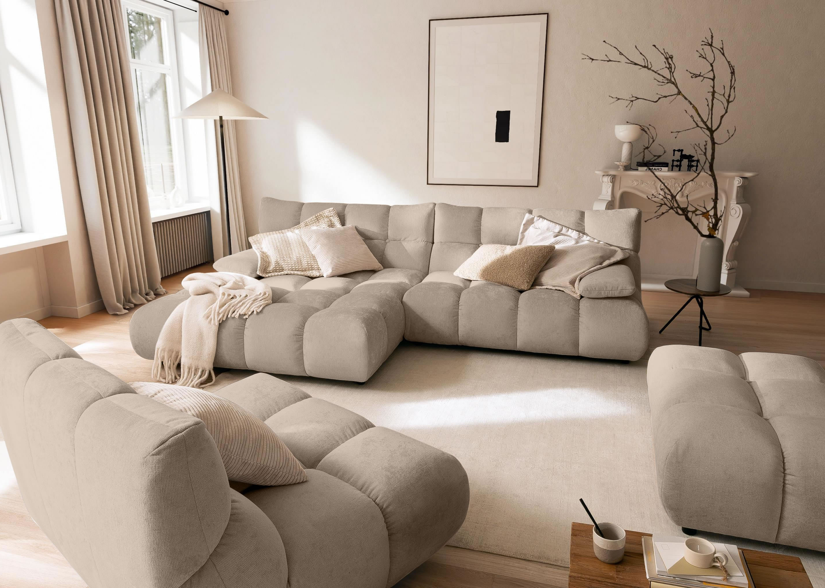 graceland ecksofa mit recamiere links roma taupe milieubild mit sessel im anschnitt graceland ecksofa mit recamiere links roma taupe milieubild mit sessel im anschnitt