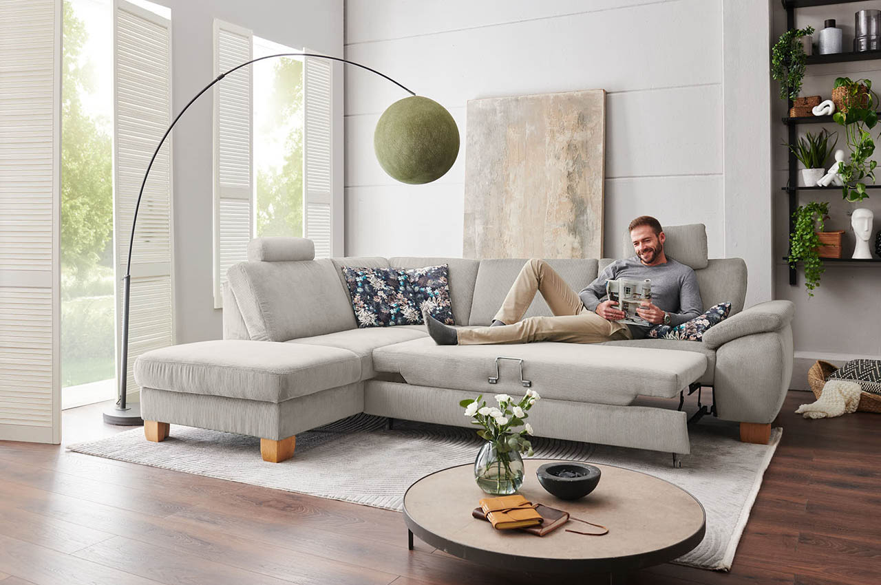 pp la24122 ecksofa links feincord stone milieubild mit maennermodel 1