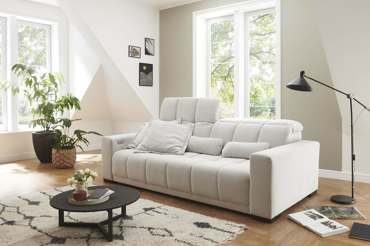 bigsofa maggy iwaniccy curio 02 creme milieubild mit kopfteilverstellung bigsofa maggy iwaniccy curio 02 creme milieubild mit kopfteilverstellung