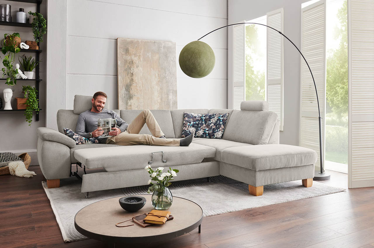 pp la24122 ecksofa rechts feincord stone milieubild mit maennermodel 1