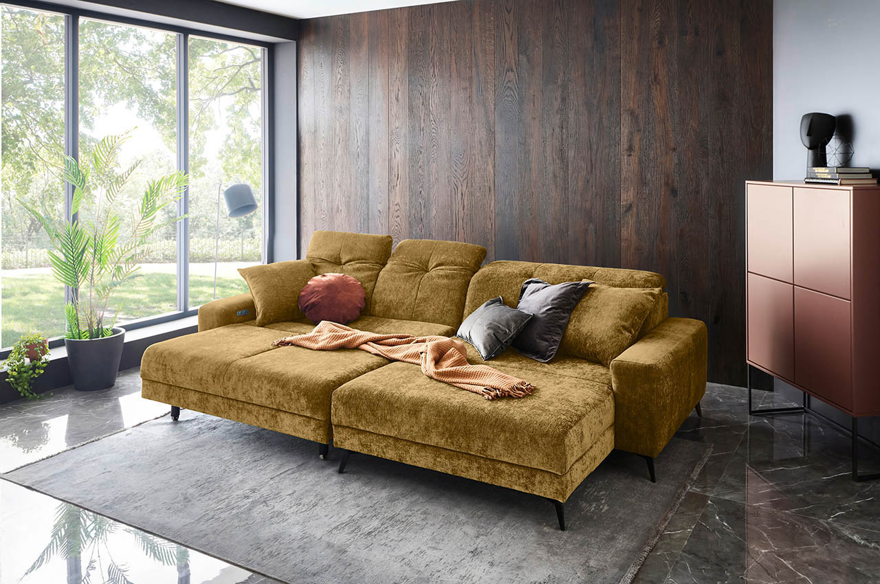 bilo ecksofa rechts cremona 48 ocker milieubild schraegansicht mit sitztiefenverstellung bilo ecksofa rechts cremona 48 ocker milieubild schraegansicht mit sitztiefenverstellung