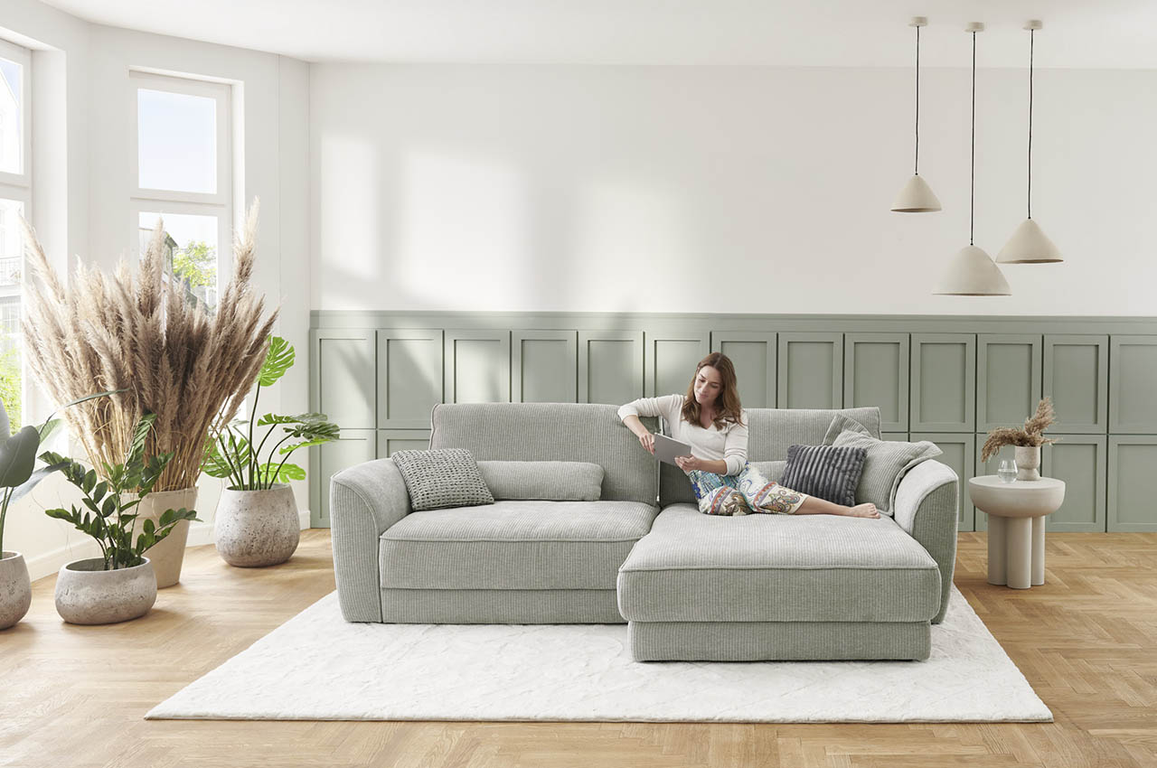 ze em24138 ecksofa rechts stoff racer silber milieubild mit frau 1
