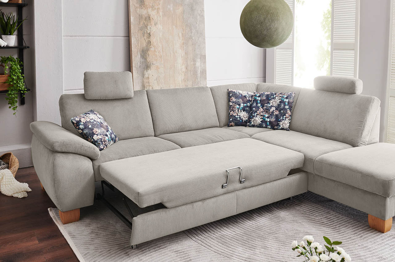 pp la24122 ecksofa rechts feincord stone milieubild mit schlaffunktion