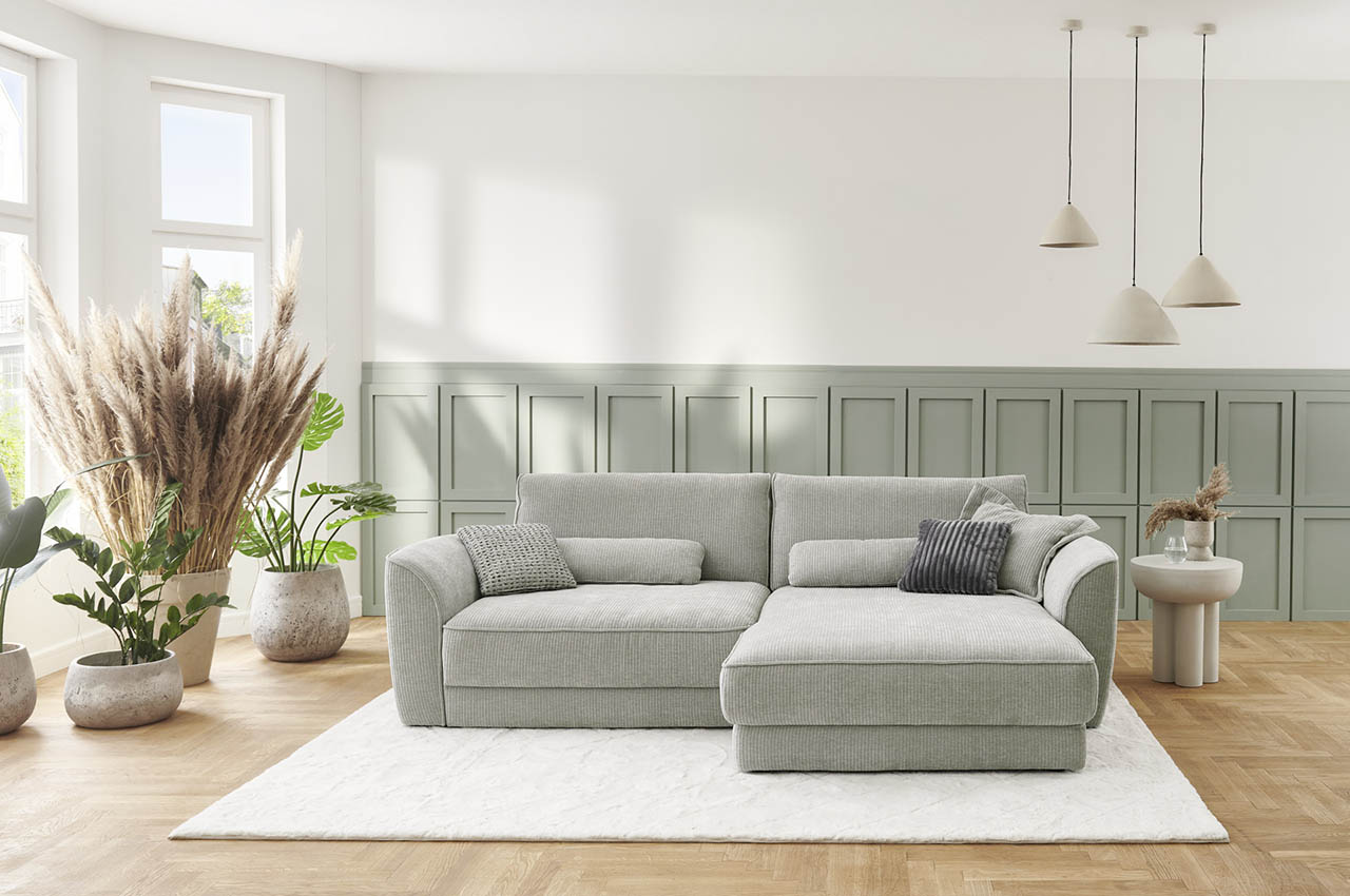 ze em24138 ecksofa rechts stoff racer silber milieubild mit kissen