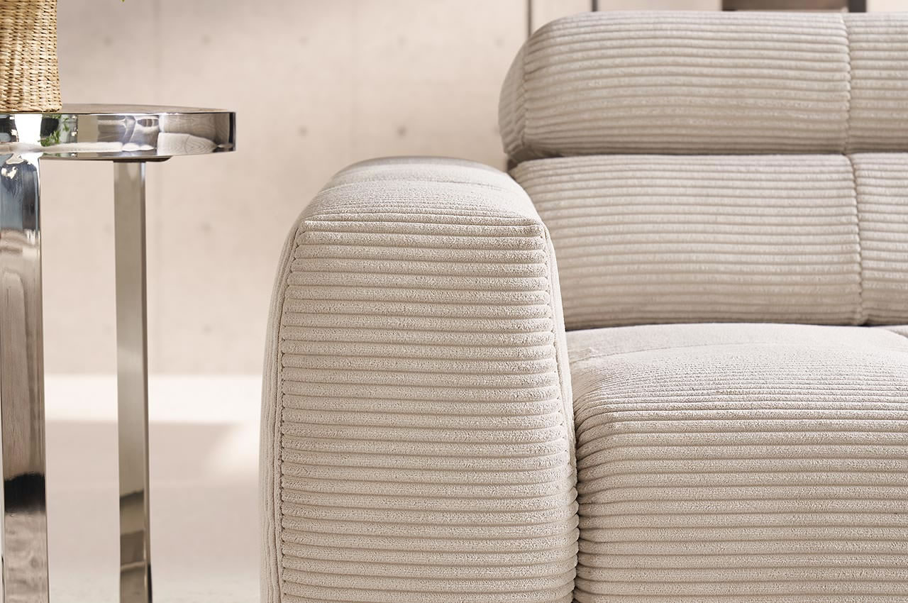 Ecksofa Denver mit ottomane rechts in Cord hellgrau detailbild armlehne Ecksofa Denver mit ottomane rechts in Cord hellgrau detailbild armlehne