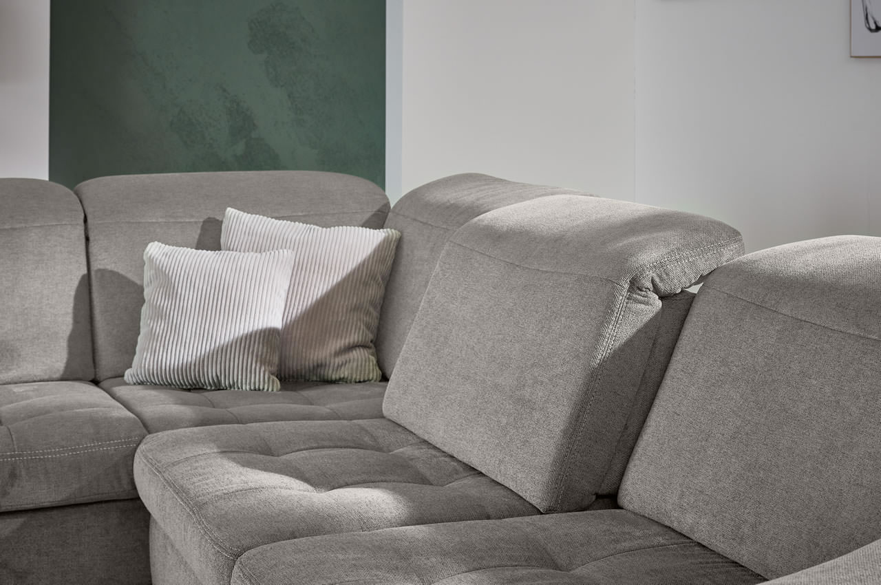 la23145 la16029 ecksofa inessa links stoff cyber farbe grau milieubild sitztiefenverstellung detailbild