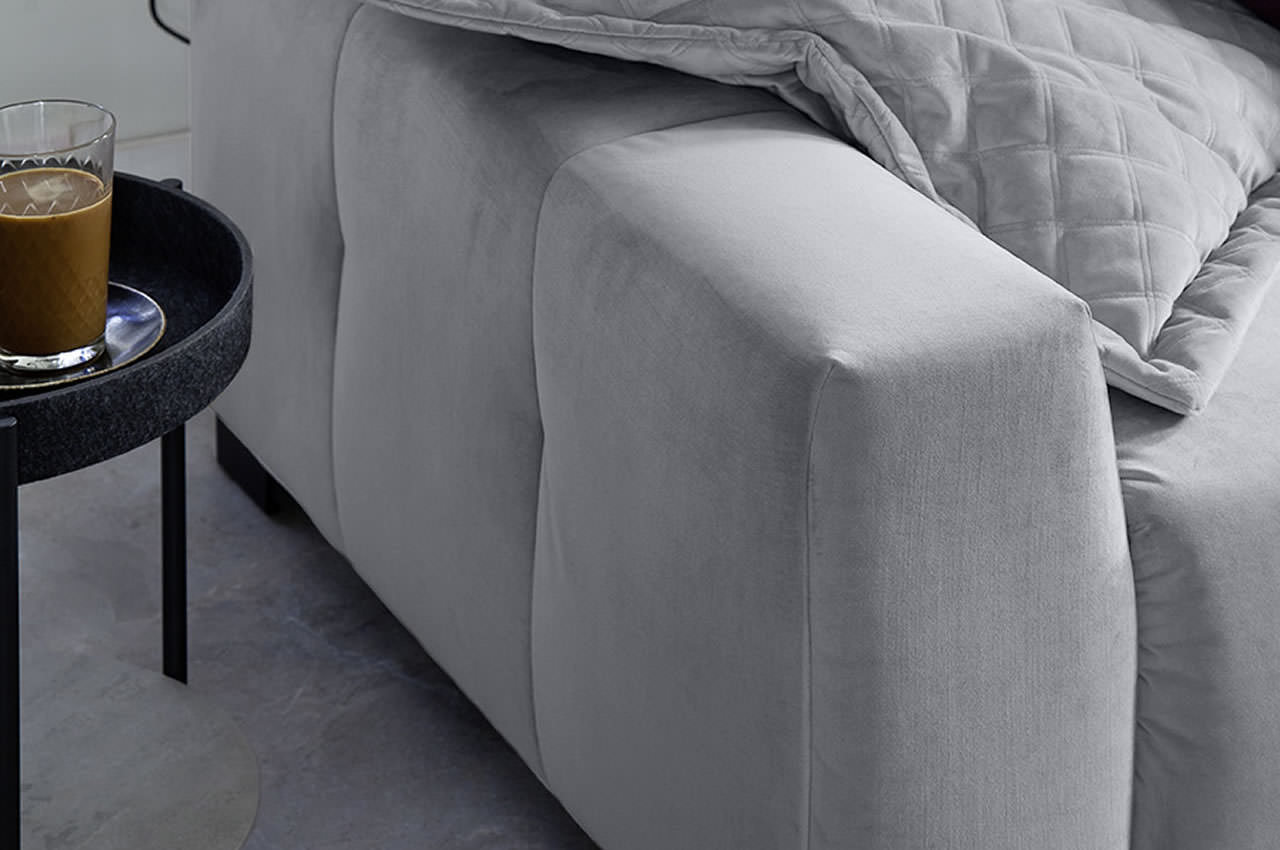 Ecksofa Denver rechts Velvet Hellgrau Detailbild Armlehne Ecksofa Denver rechts Velvet Hellgrau Detailbild Armlehne