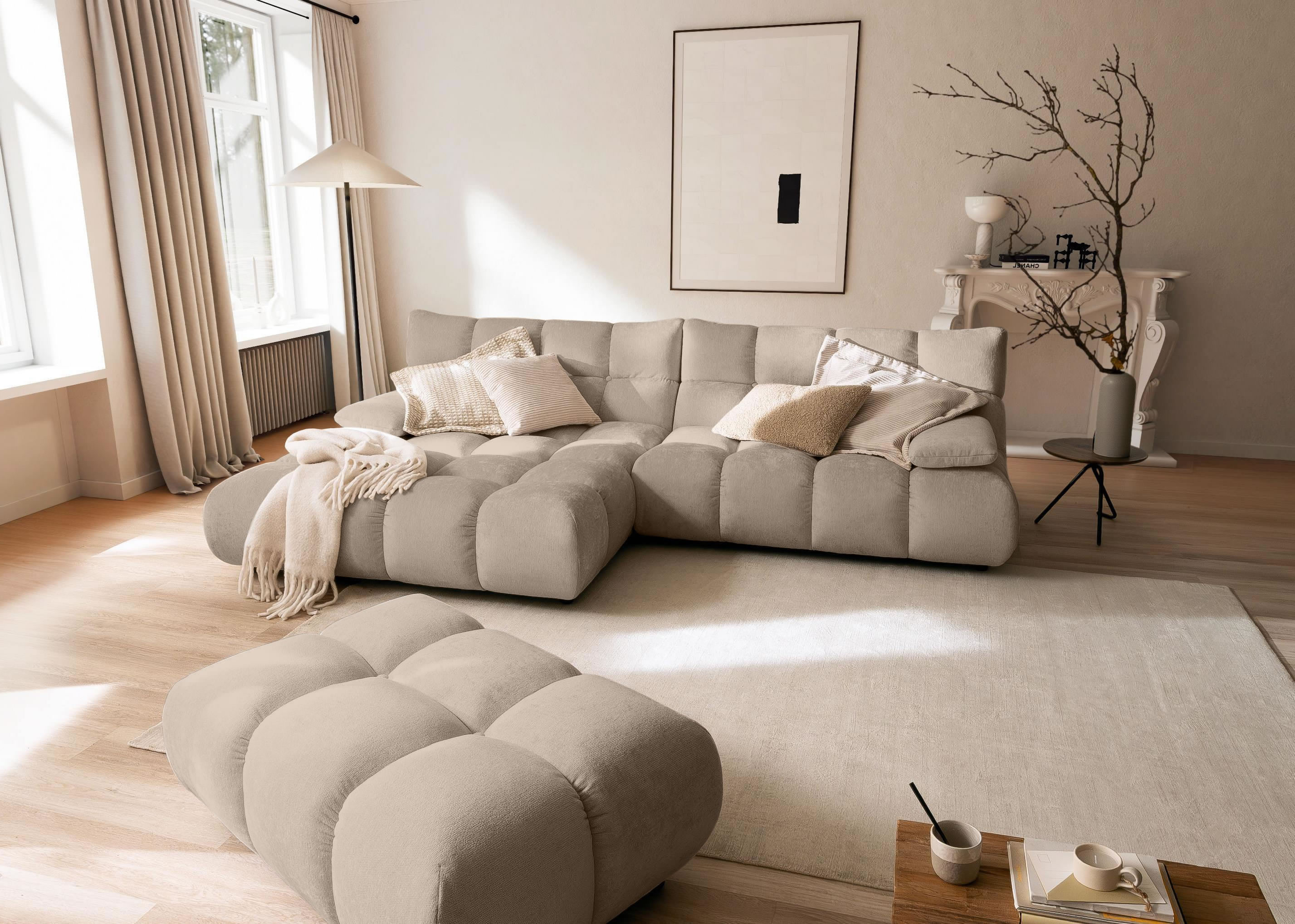 graceland ecksofa mit recamiere links roma taupe milieubild mit hocker im anschnitt graceland ecksofa mit recamiere links roma taupe milieubild mit hocker im anschnitt