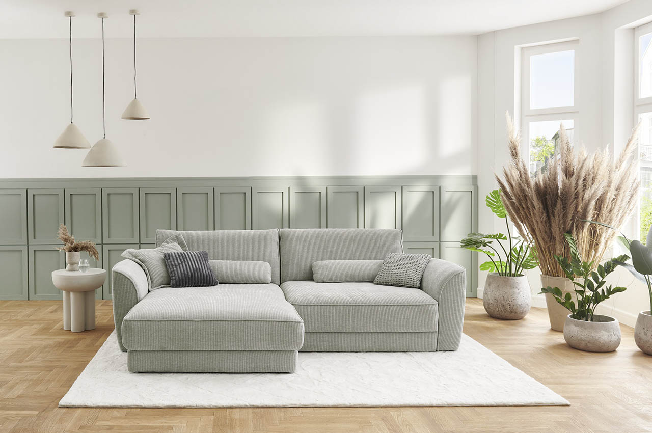 ze em24138 ecksofa links stoff racer silber milieubild mit kissen