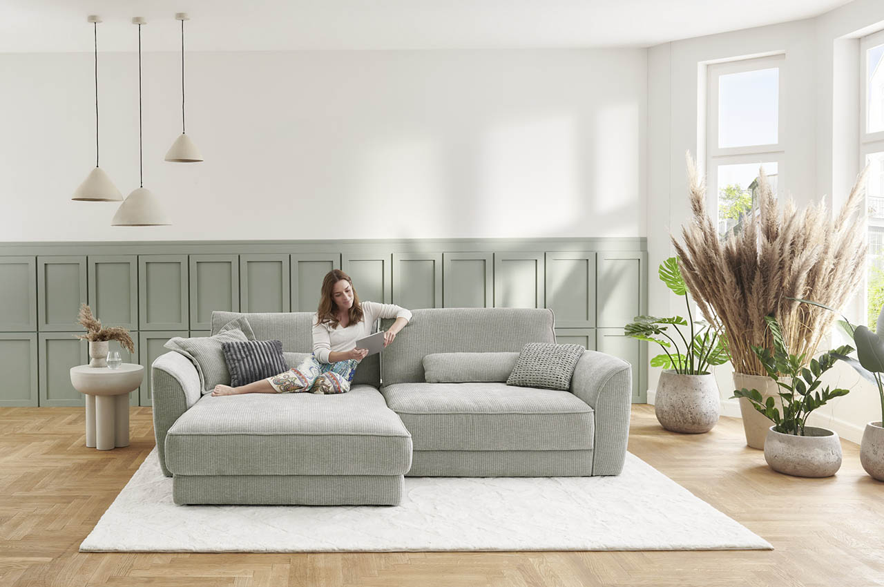 ze em24138 ecksofa links stoff racer silber milieubild mit frau 1