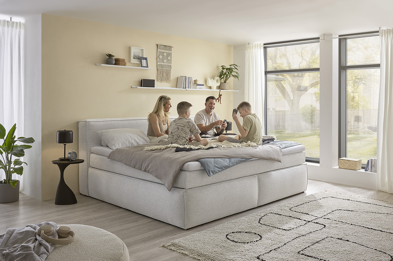 sandon boxspringbett pixie 03 silber milieubild familie 1 sandon boxspringbett pixie 03 silber milieubild familie 1