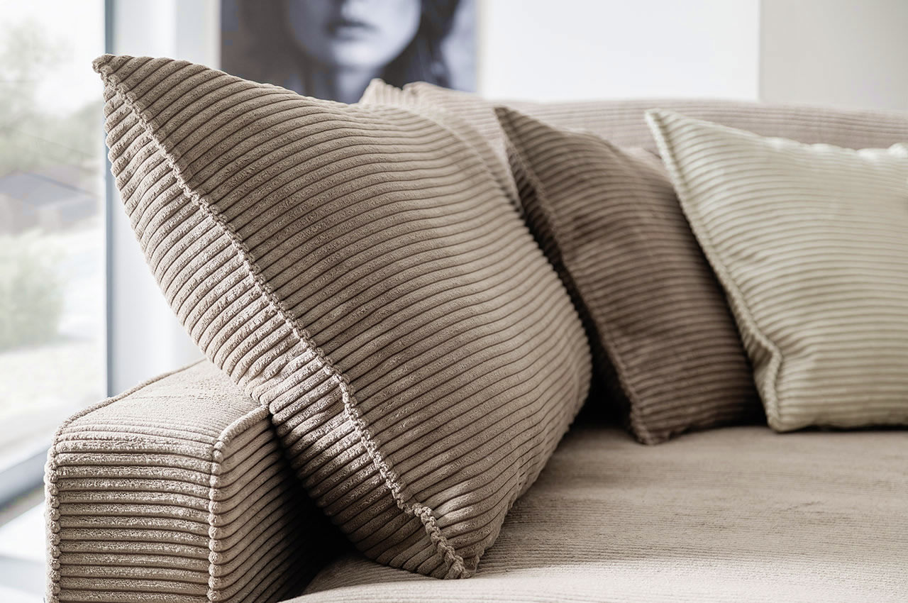 tribecca wohnlandschaft cordstoff zoom 04 toffee detailbild rueckenkissen