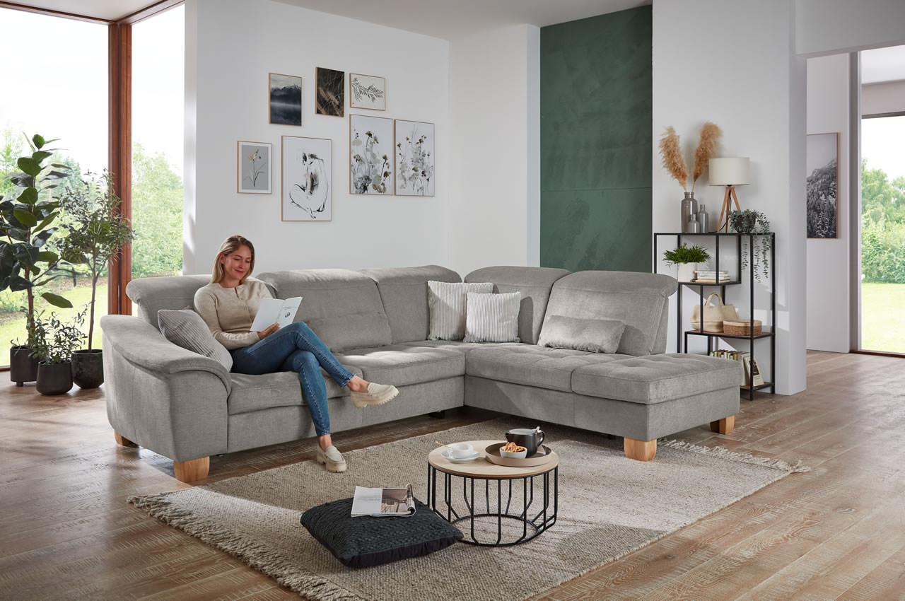 la23145 la16029 ecksofa inessa rechts stoff cyber farbe grau milieubild mit person