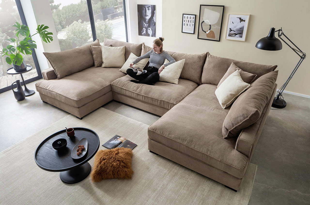 tribecca wohnlandschaft cordstoff zoom 04 toffee milieubild mit person