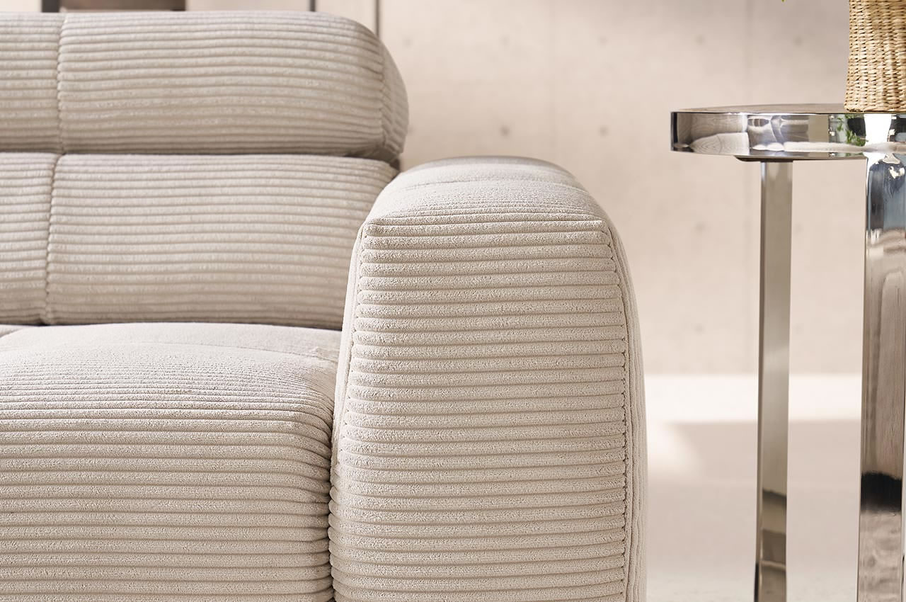 Ecksofa Denver mit ottomane links in Cord hellgrau detailbild armlehne Ecksofa Denver mit ottomane links in Cord hellgrau detailbild armlehne