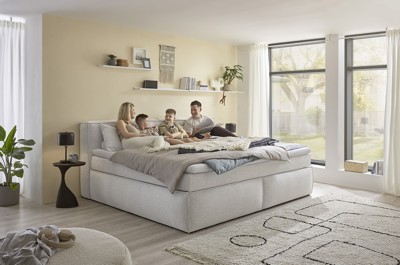 sandon boxspringbett pixie 03 silber milieubild familie 2 sandon boxspringbett pixie 03 silber milieubild familie 2