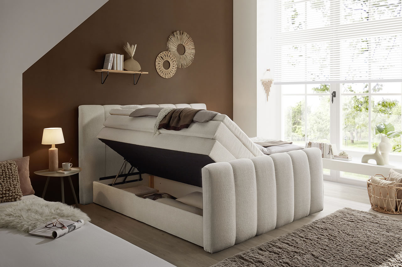 dakota boxspringbett 180x200 stoff tresor 22 ivory milieubild mit bettkasten dakota boxspringbett 180x200 stoff tresor 22 ivory milieubild mit bettkasten