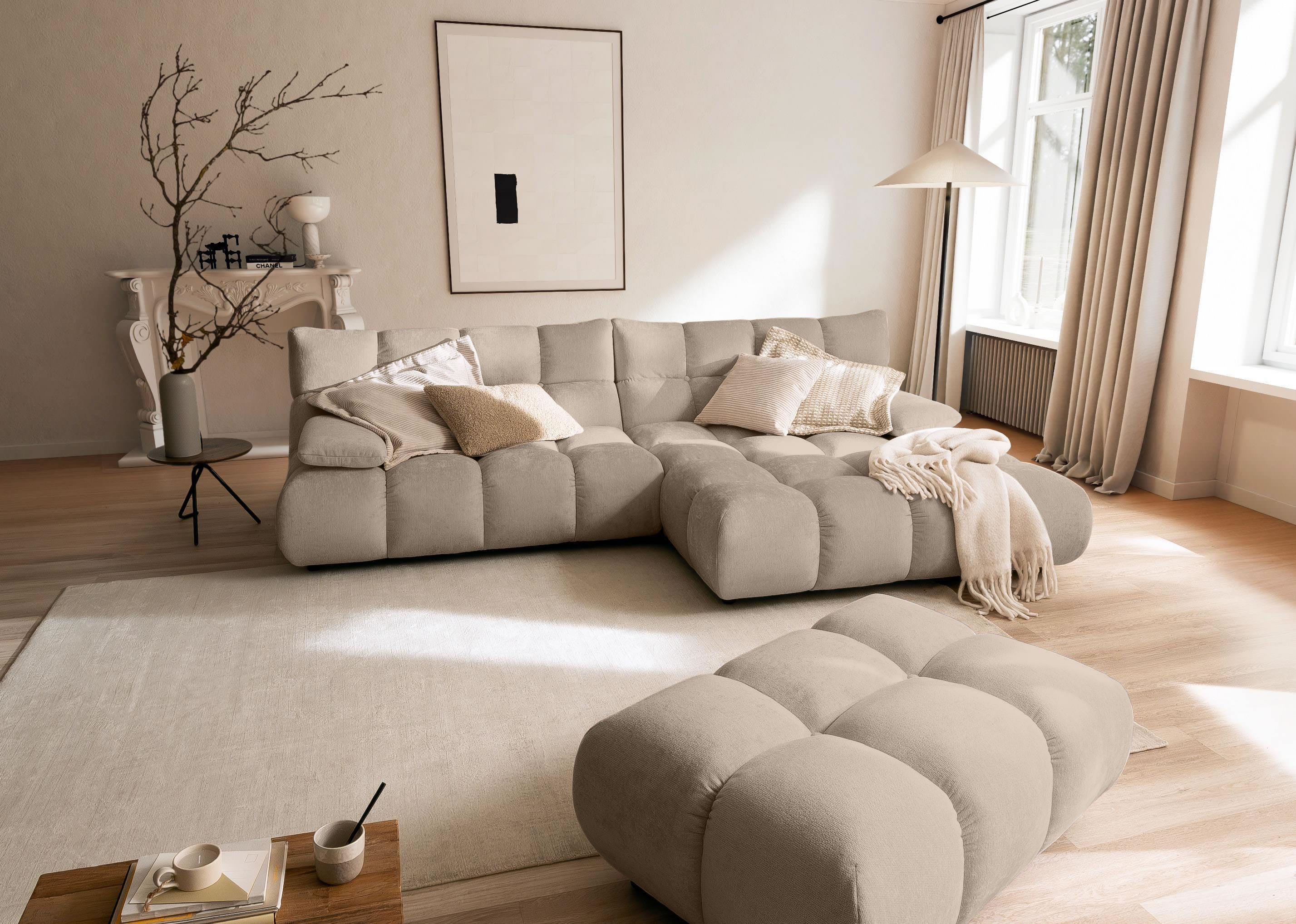graceland ecksofa mit recamiere rechts roma taupe milieubild mit hocker im anschnitt