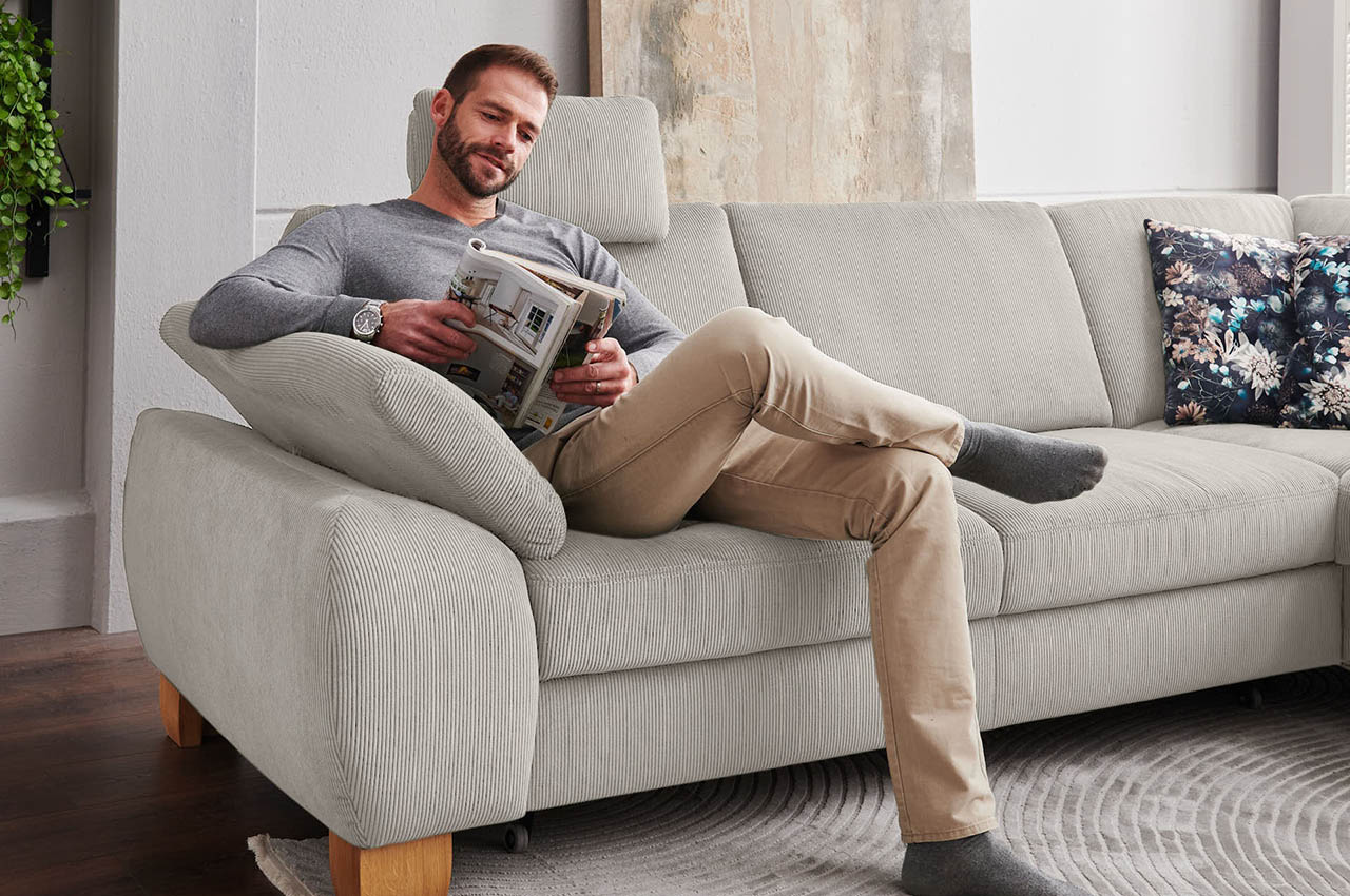 pp la24122 ecksofa rechts feincord stone milieubild mit maennermodel 2