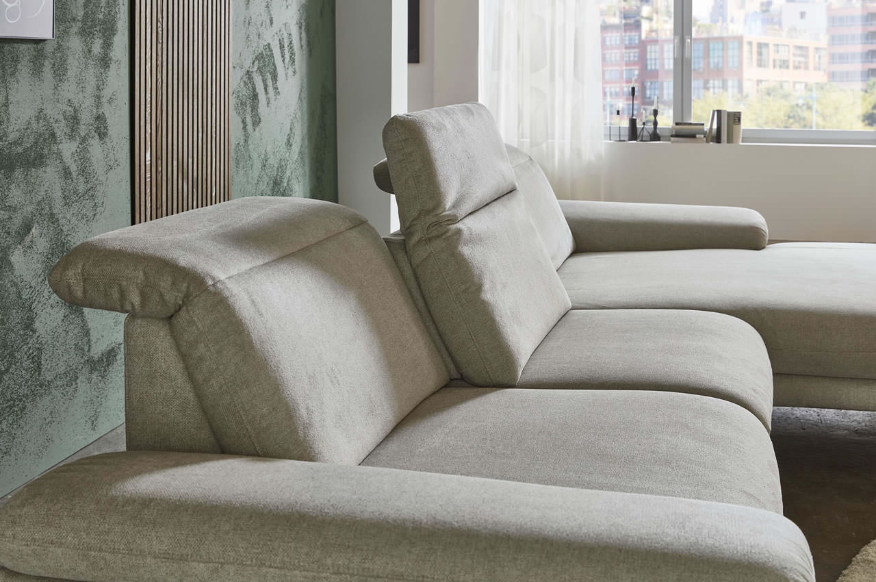 mp in22025 ecksofa variante rechts cyber ecru milieu detailbild sitztiefenverstellung mit kopfteilverstellung