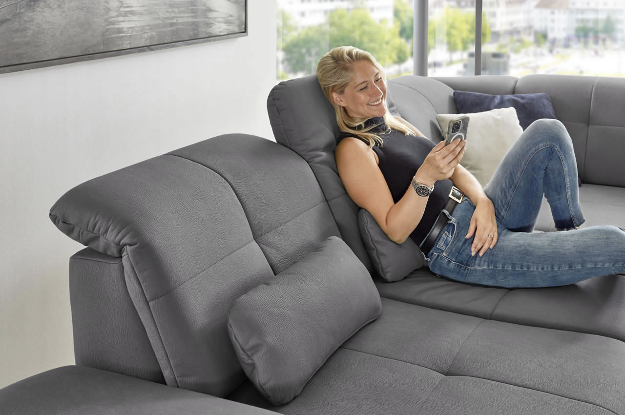 in16012 ecksofa variante rechts stoff mammut grau milieubild kopfteilverstellung detailbild 2 in16012 ecksofa variante rechts stoff mammut grau milieubild kopfteilverstellung detailbild 2