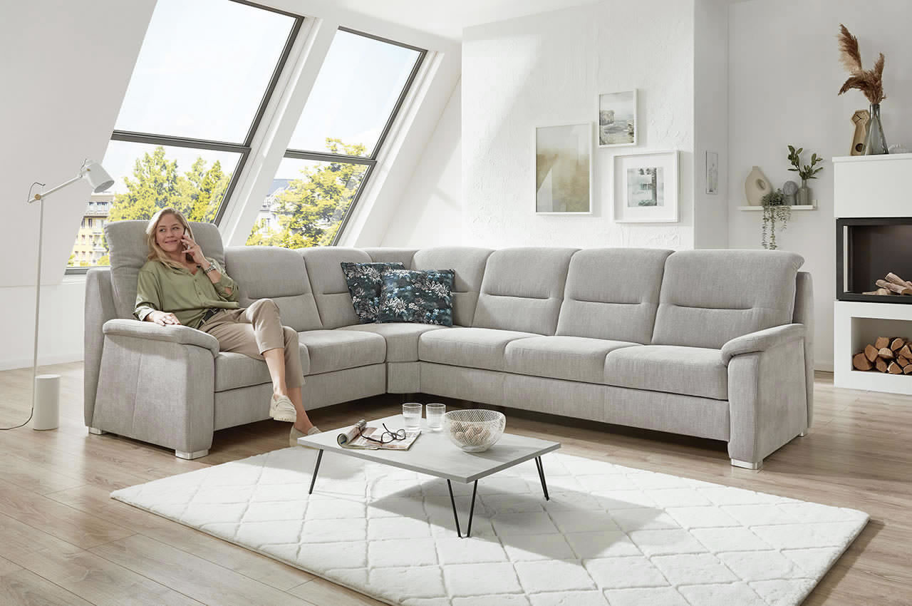 pp hs10002 ecksofa rechts long life easy platin milieubild mit kopfteilverstellung 2