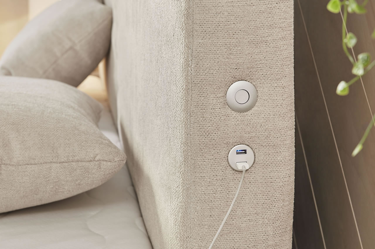 kira boxspringbett mit led ean 4037619080617 stoff 444 17 farbe beige detailbild usb ladeport