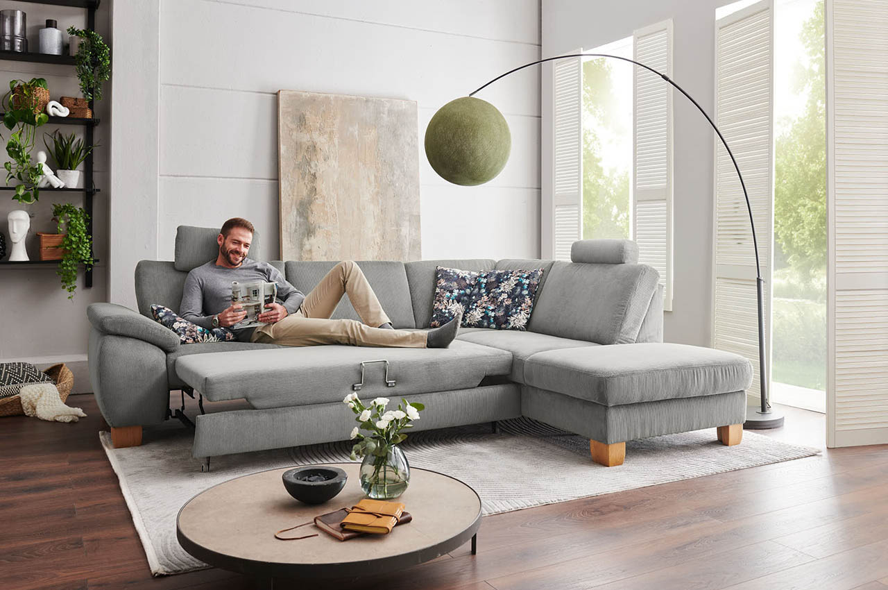 pp la24122 ecksofa rechts feincord grau milieubild mit maennermodel 1 pp la24122 ecksofa rechts feincord grau milieubild mit maennermodel 1