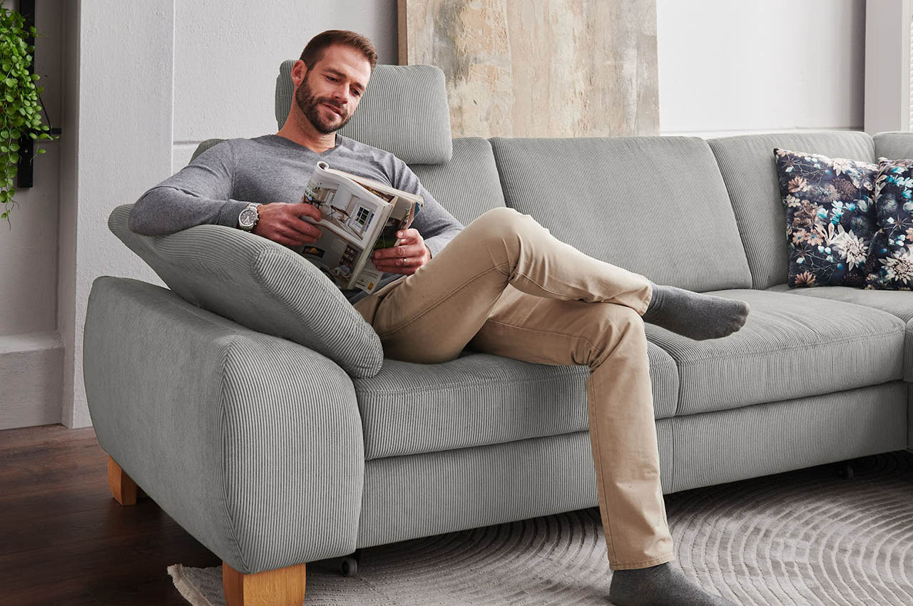 pp la24122 ecksofa rechts feincord grau milieubild mit maennermodel 2 pp la24122 ecksofa rechts feincord grau milieubild mit maennermodel 2