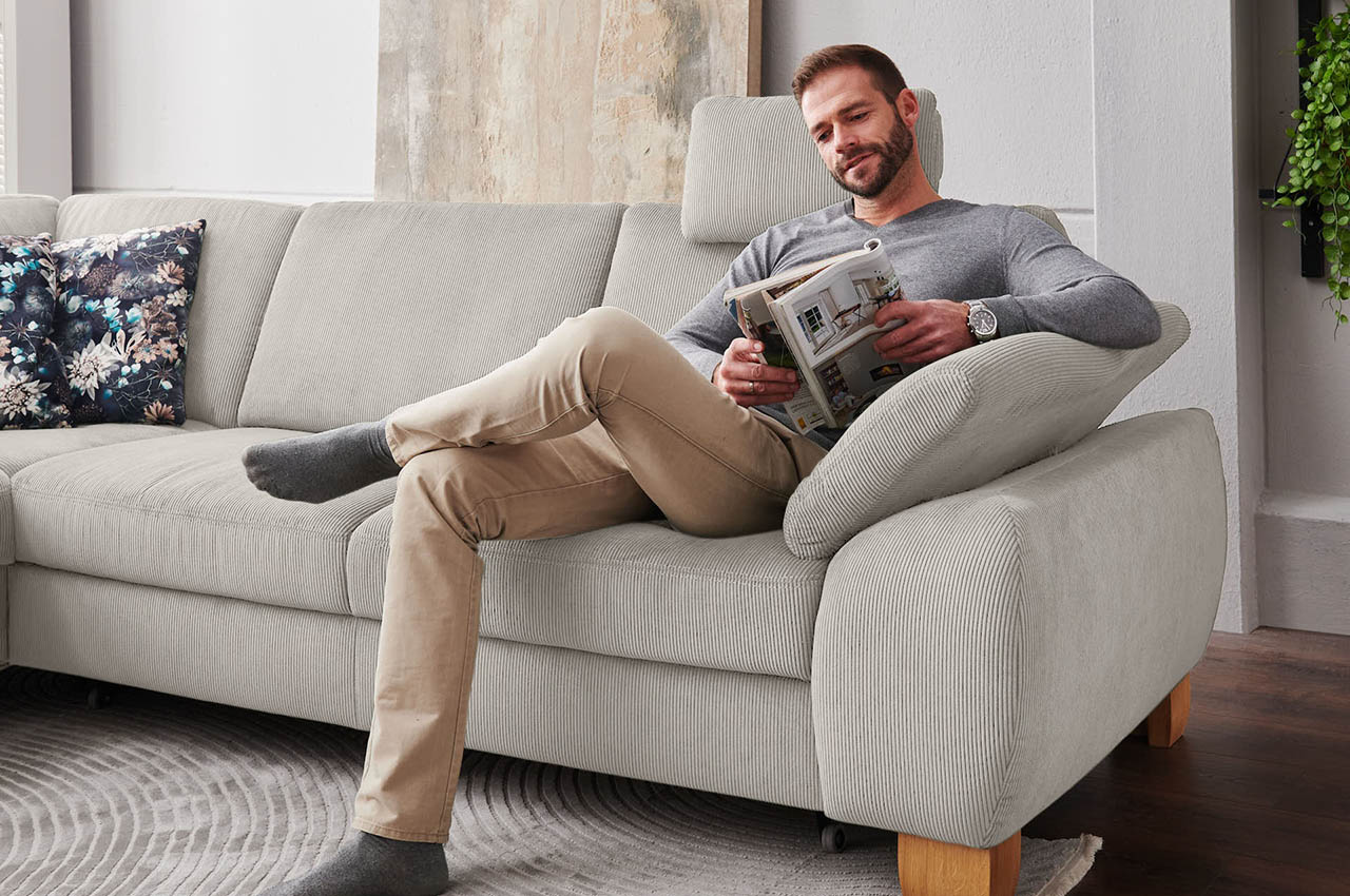 pp la24122 ecksofa links feincord stone milieubild mit maennermodel 2