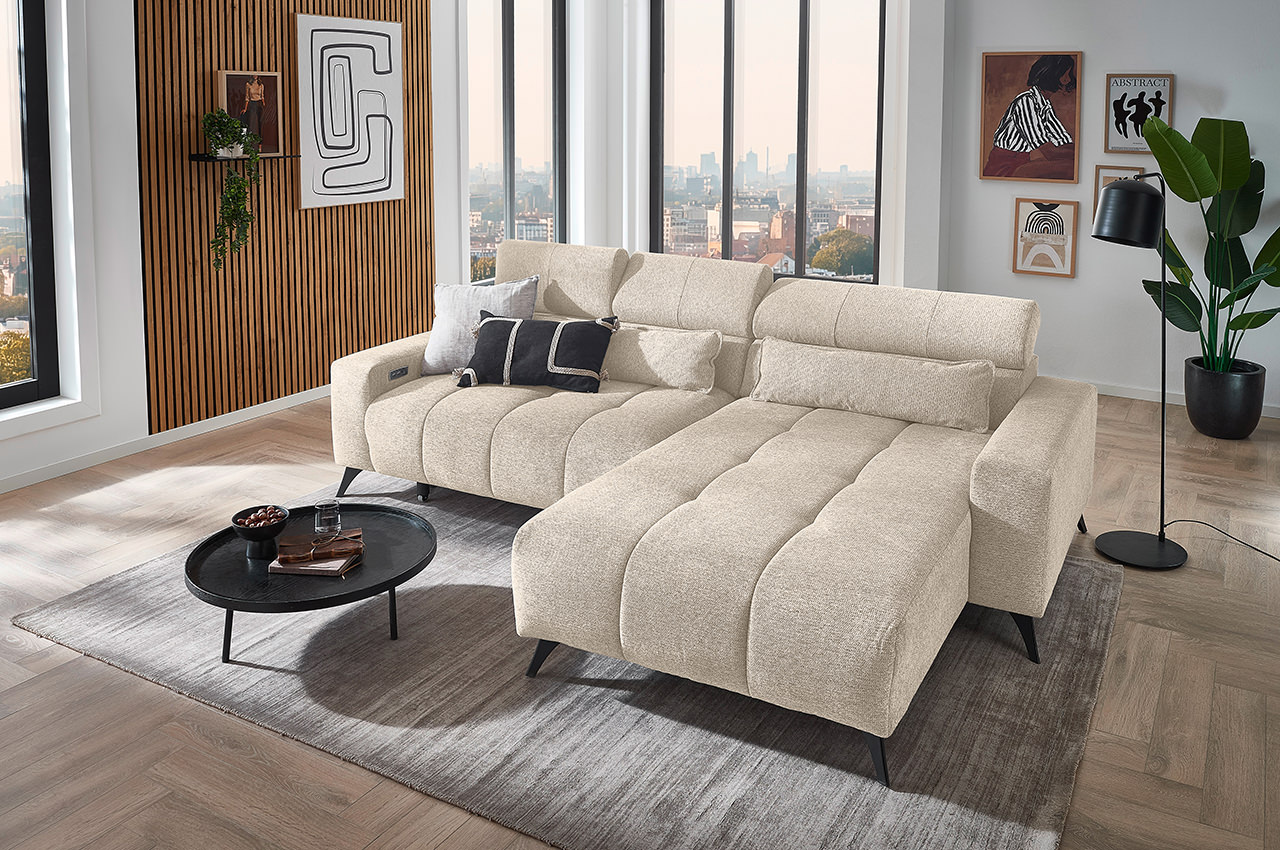 capri iwaniccy ecksofa bali rechts stoff aragon 03 beige milieubild mit kopfteilverstellung capri iwaniccy ecksofa bali rechts stoff aragon 03 beige milieubild mit kopfteilverstellung