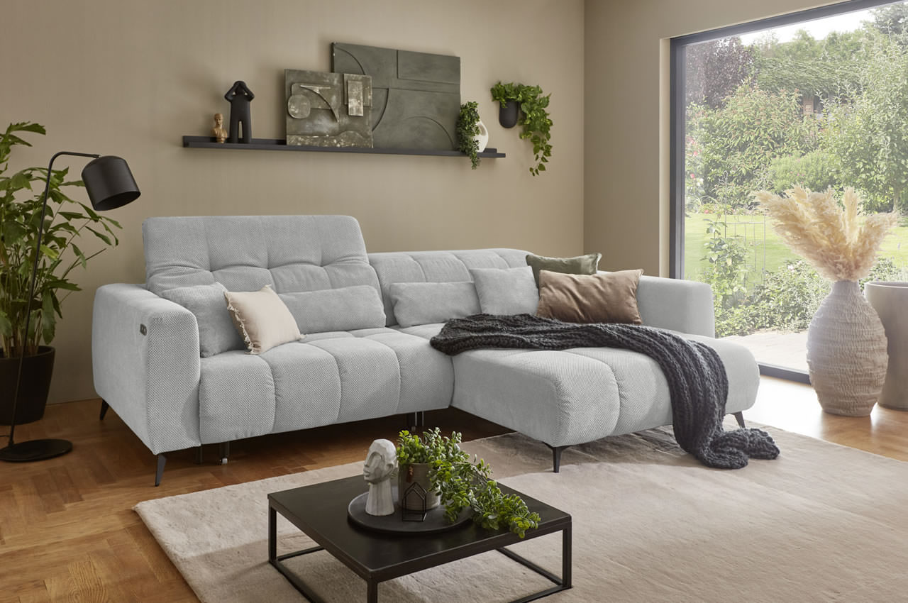 luxor ecksofa variante rechts stoff onega 08 hellgrau milieubild mit kopfteilverstellung luxor ecksofa variante rechts stoff onega 08 hellgrau milieubild mit kopfteilverstellung