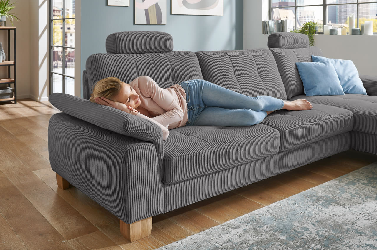 pp la19101 landart ewian ecksofa rechts cord anthrazit milieu mit armteilverstellung