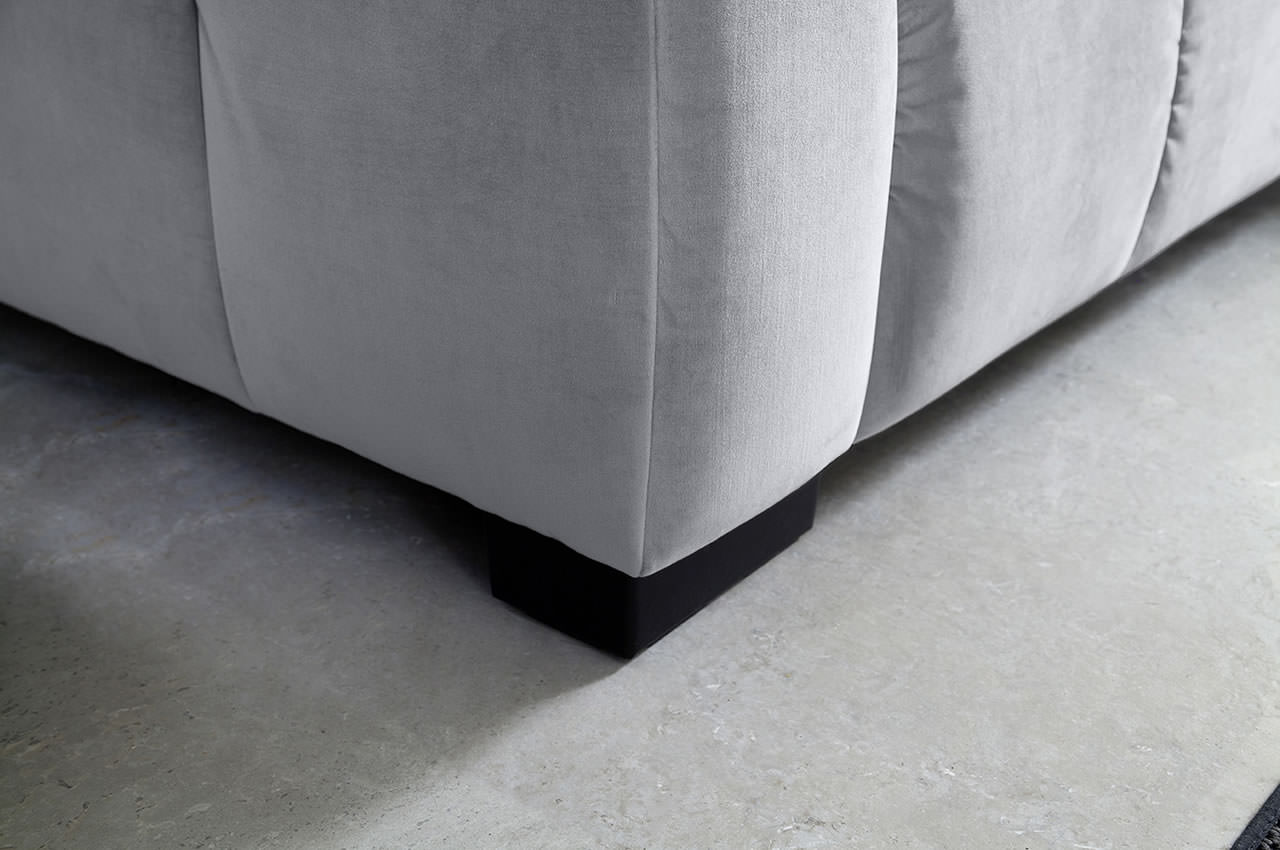 Ecksofa Denver rechts Velvet Hellgrau Detailbild Fuss Ecksofa Denver rechts Velvet Hellgrau Detailbild Fuss