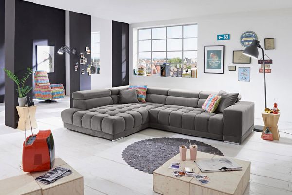 graues-sofa-cosmolite-mit-bunten-kissen-in-modernem-ambiente