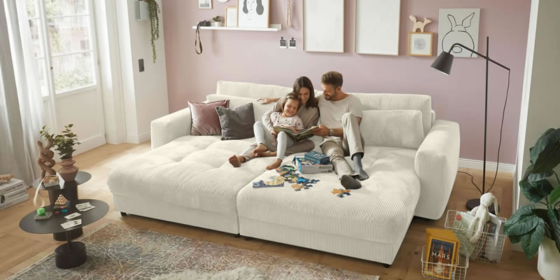 Sofa-Barura-kombiniert-mit-einer-zarten-rosa-Wandfarbe