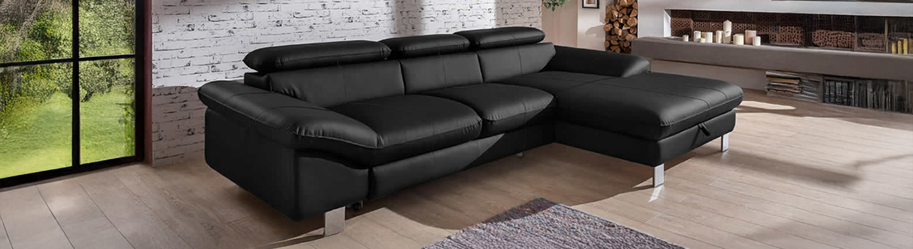 Schwarze Sofas