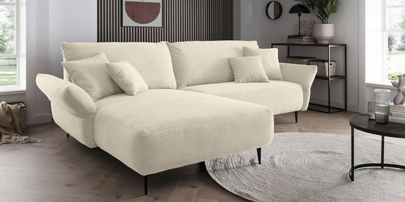 Sofa-Vanilla-mit-dunklen-Metallakzenten