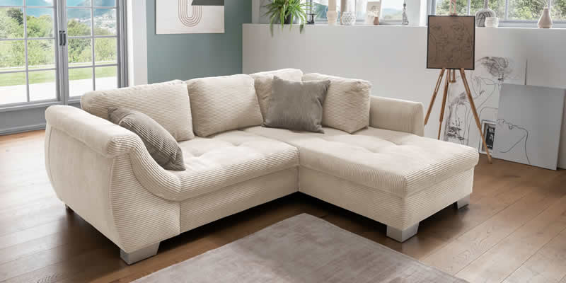 Sofa-Agira-mit-dezent-abgesetzten-Kissen-und-einem-Teppich