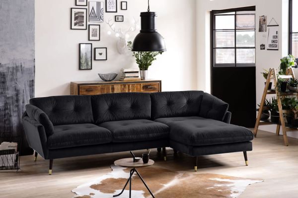 schwarzes-sofa-in-einer-stilvollen-wohnzimmereinrichtung